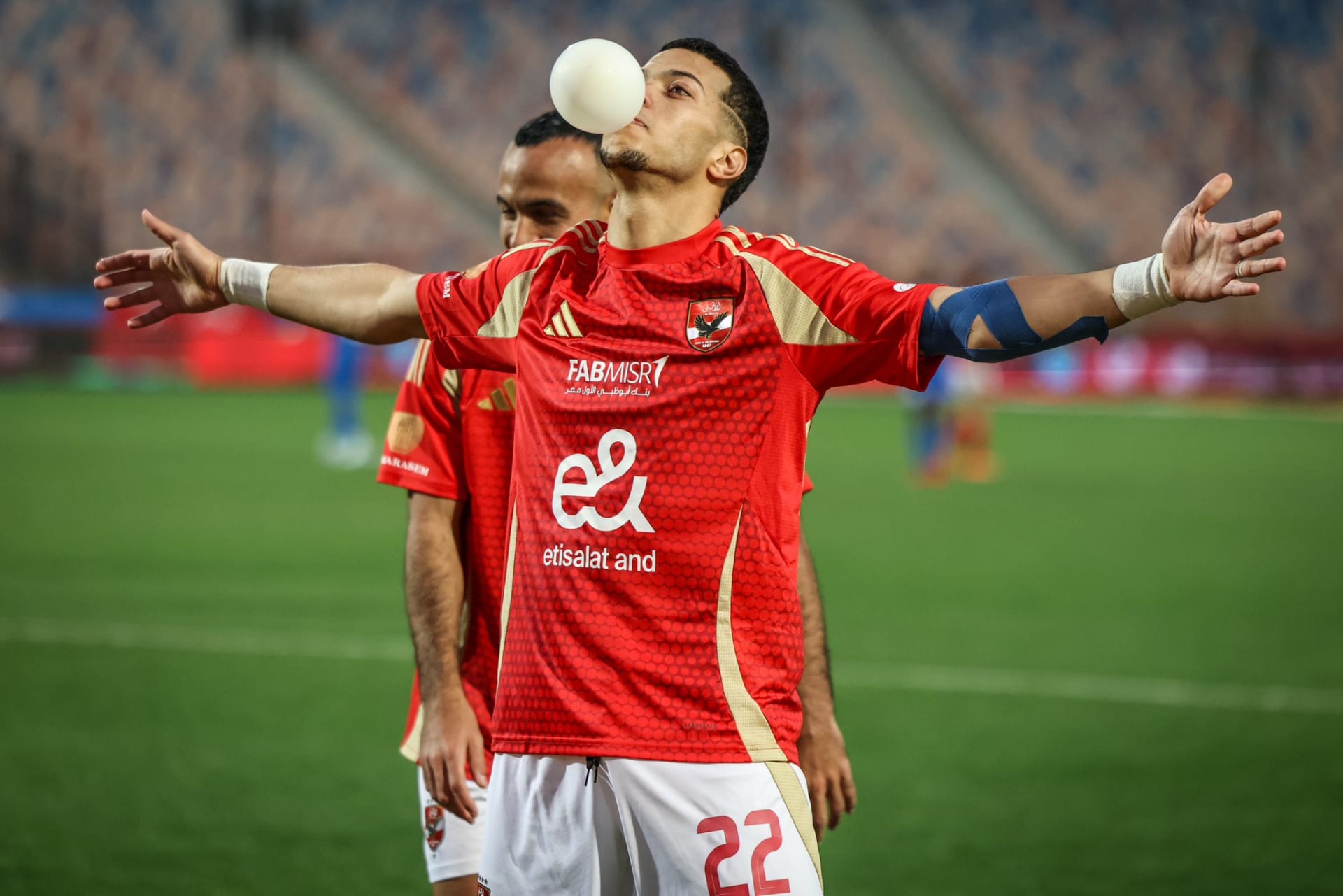 فيفا يُعاقب الأهلي .. غرامة مالية وتوبيخ رسمي بسبب حق الرعاية لإمام عاشور!